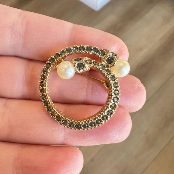 Vintage Jewelry Gray Rhinestone Pearl Circle Loop Pin Brooch Gold Tone - Picture 2 of 4